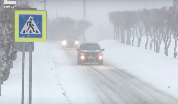     Февральская метель стала причиной плохой видимости и гололедицы