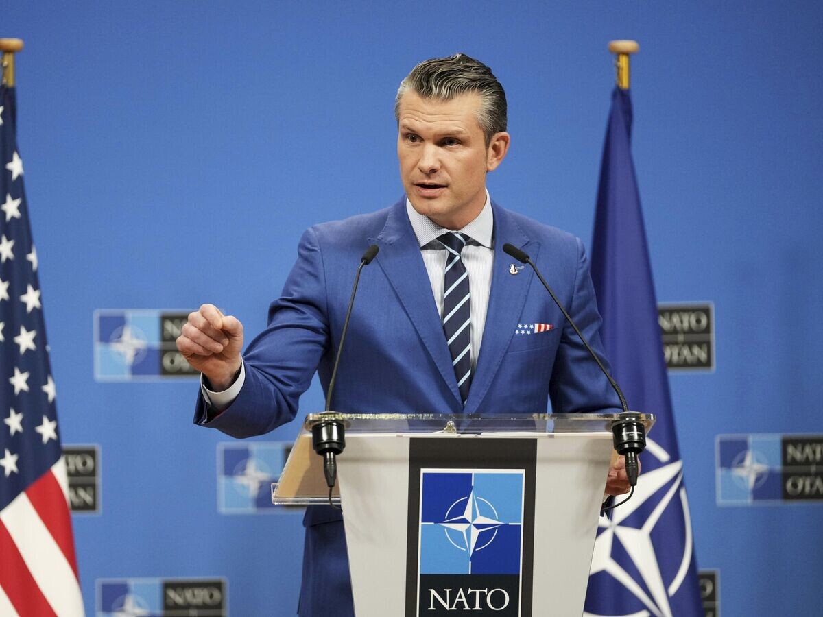    Глава Пентагона Пит Хегсет во время пресс-конференции в Брюсселе© AP Photo / Virginia Mayo