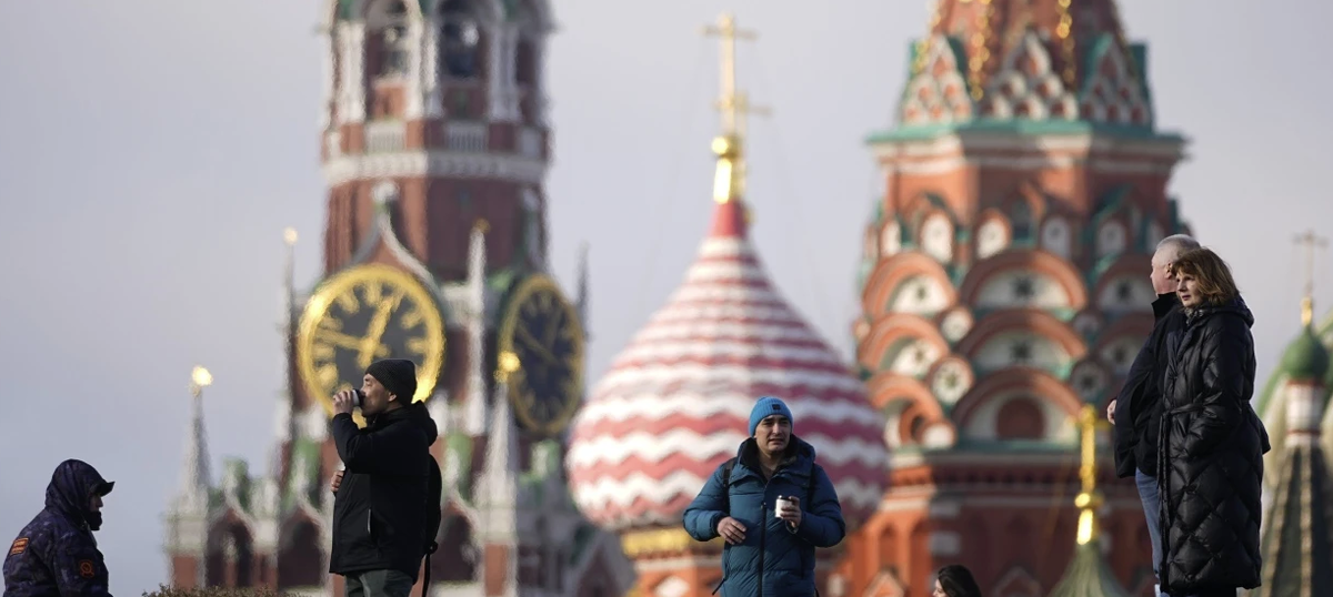 Люди наслаждаются теплой погодой с температурой около 5 градусов по Цельсию в парке Зарадье [только это Красная площадь, дура — прим. «М.П.»] © dpa