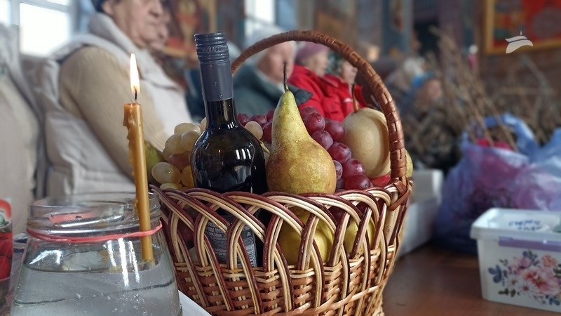    Жители Михайловска принесли на освящение в храм фрукты и вино Фото: Мария Королёва / / ИА «Победа26»