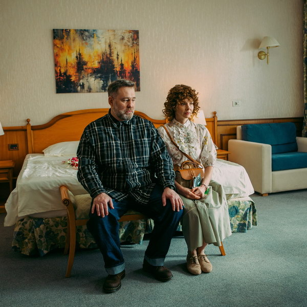     Мужчины и женщины из двух семей влюбляются друг в друга в трейлере «Три плюс три»