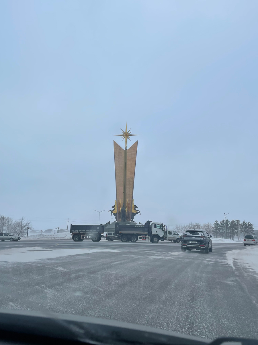 Вымороженный асфальт и выдувающий душу ветер.