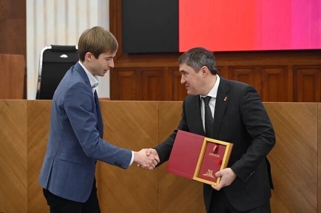    Лауреатов поздравлял лично губернатор. Фото: Правительство Пермского края