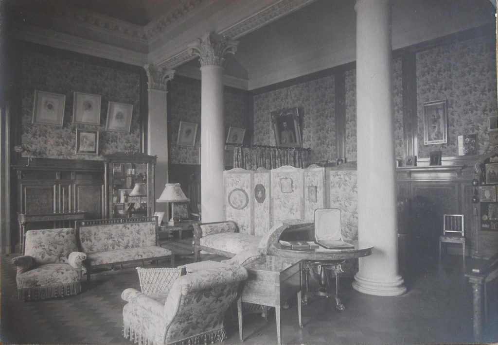 Спальня Николая II. К сожалению, черно-белая фотография не передает яркости интерьера