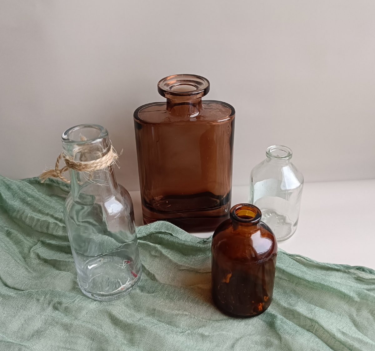 Простые стеклянные вазочки и бутылки - продаются в больших магазинах для дома. А маленькие вазочки остались от аромадиффузоров. 