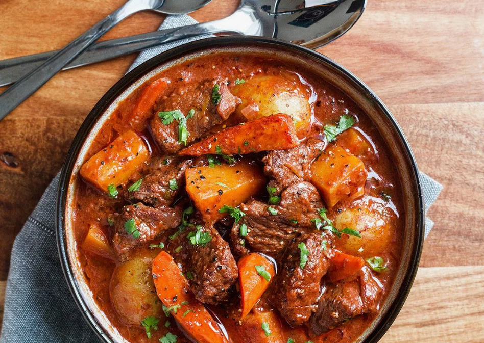 Приготовленное рагу из баранины с картофелем