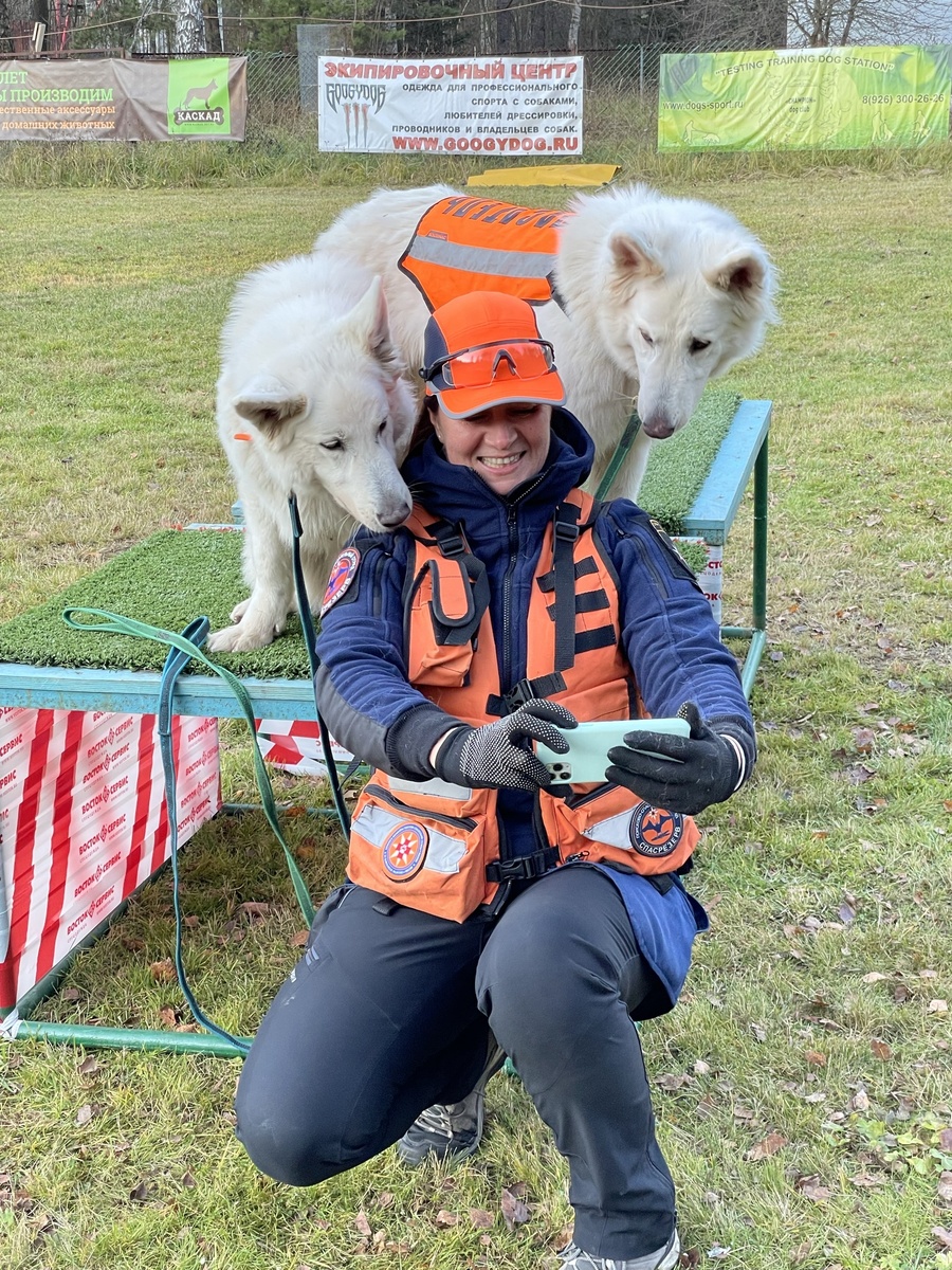 Это Я, Евгения Марченко со своими собаками-спасателями Асей и Бэйс после сдачи очередных испытаний на послушание и ловкость на IPO-R
