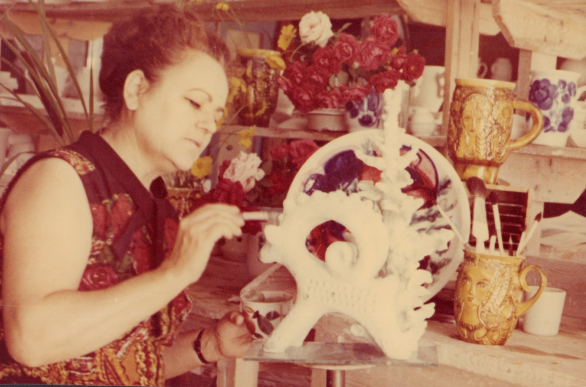 Главный ходожник завода Павлова Л. Н. за работой. Источник: raritetus.ru