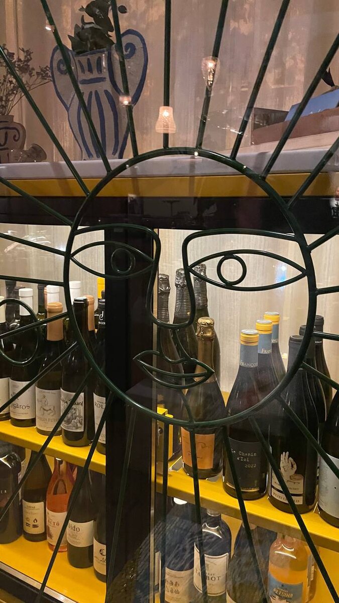 Интерьер ресторана Πολύ