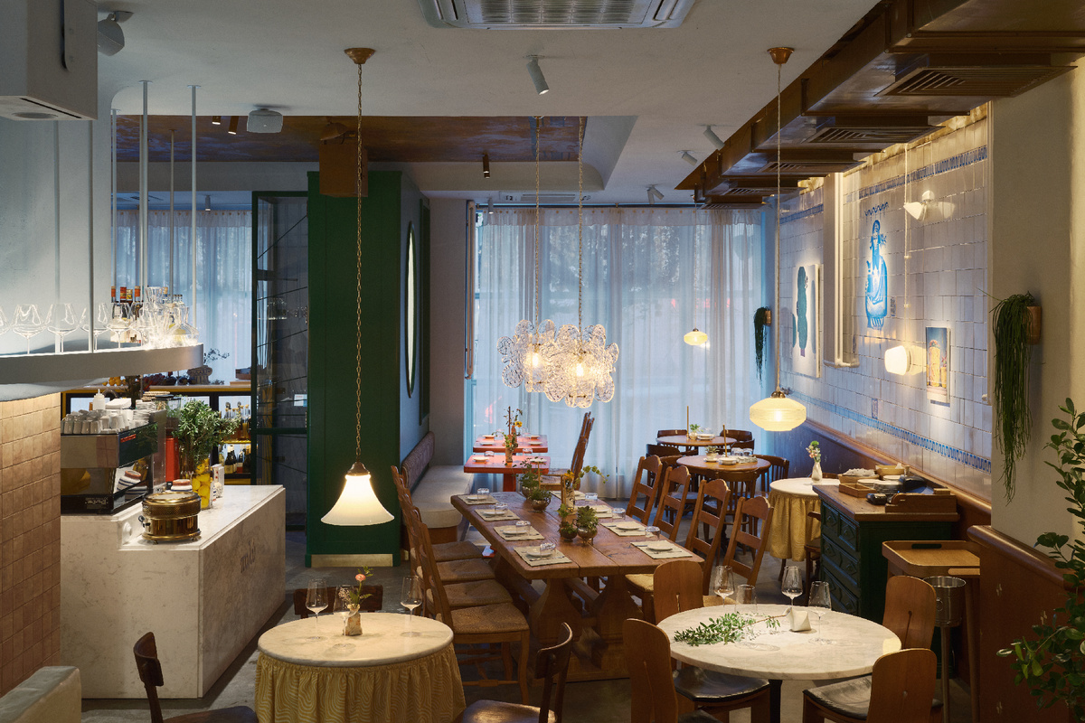 Интерьер ресторана Πολύ