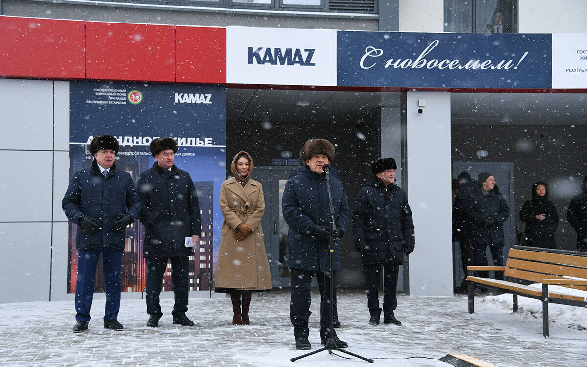 Рустам Минниханов Челнах поучаствовал в заселении арендного дома, построенного для сотрудников КАМАЗаФото: rais.tatarstan.ru