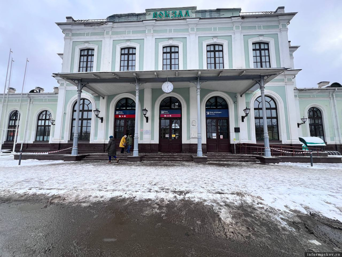 Железнодорожный вокзал Пскова работает в обычном режиме. Фото: ПАИ