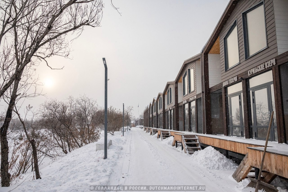 Домики стоят в ряд, и каждый домик - это важная точка на маршруте Байкал-Аляска. Фото: Голландец в России