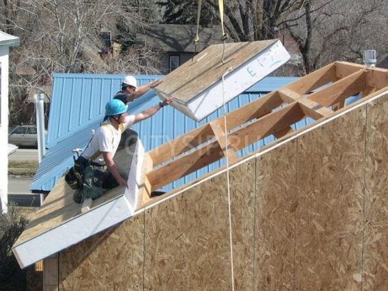 Укладка на крышу сип-панелей