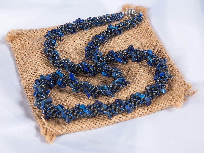 Колье из чешского бисера с лазуритом. Длина колье: 51 см