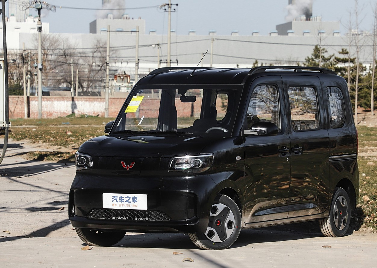 Передняя часть автомобиля выполнена в минималистичном стиле, с закрытой решеткой радиатора и светодиодными дневными ходовыми огнями