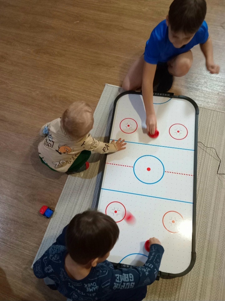 Три брата-акробата осваивают подарок 