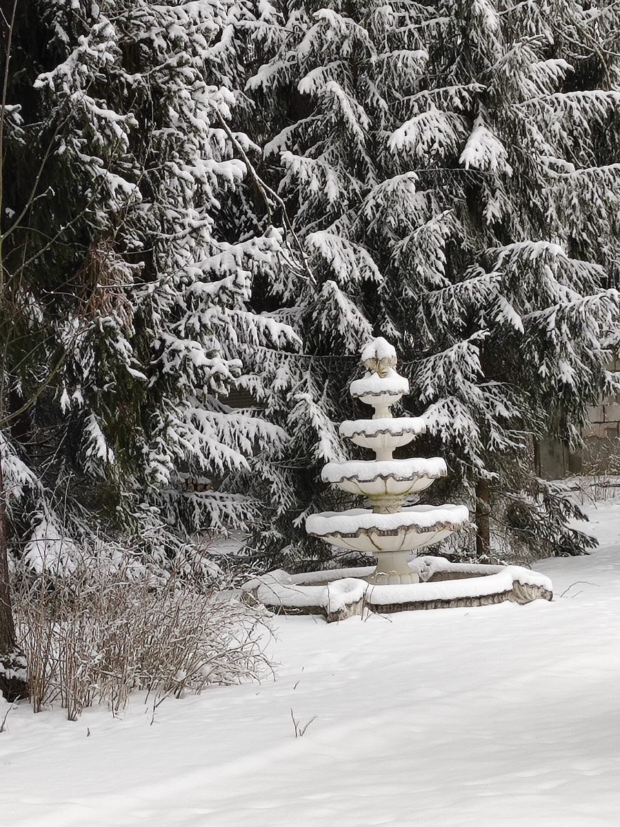 Врт такой уголок есть. Справа ещё прудик искусственный. 