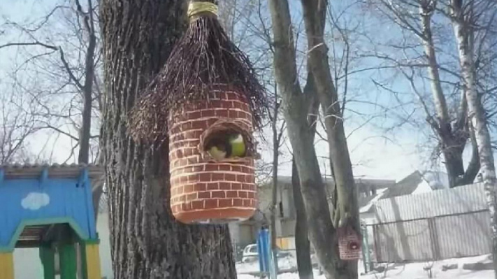 В оформлении можно дать волю фантазии: разрисовать бутылку красками без запаха, соорудить крышу из веток. (Источник: https://bouw.ru/)