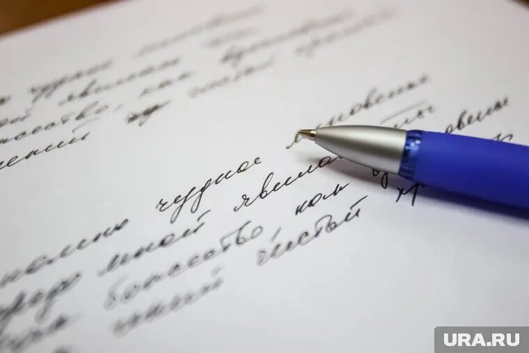 Дмитрий Нисковских любит читать дамам стихи и дарить цветы. Фото: Николай Бастриков © URA.RU