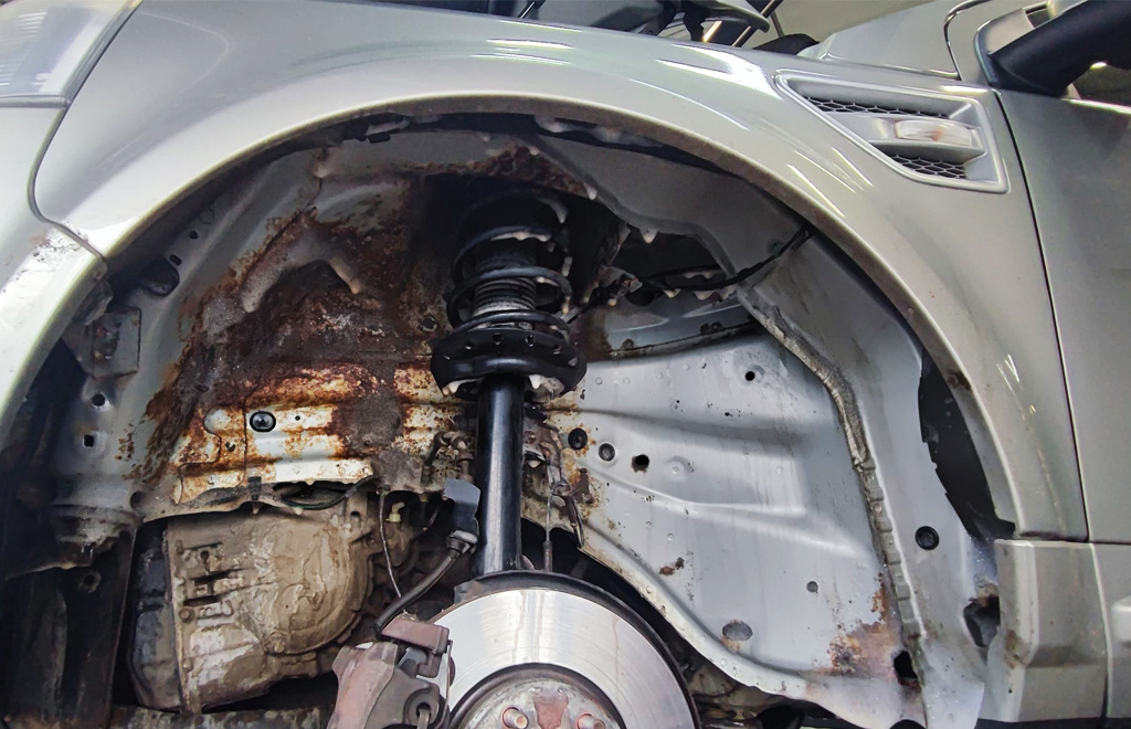 Фото с сайта tekko-center.ru Коррозия на автомобиле Land Rover Freelander 2008