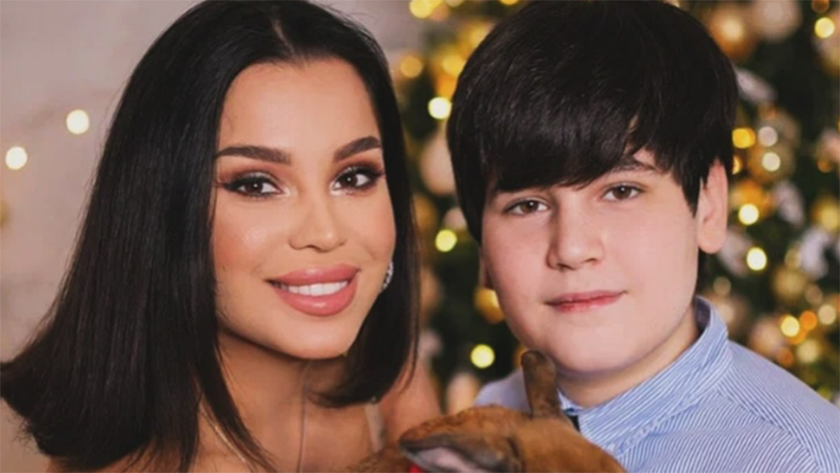 Юлия Салибекова со старшим сыном Роланом. Фото: соцсети Юлии Салибековой