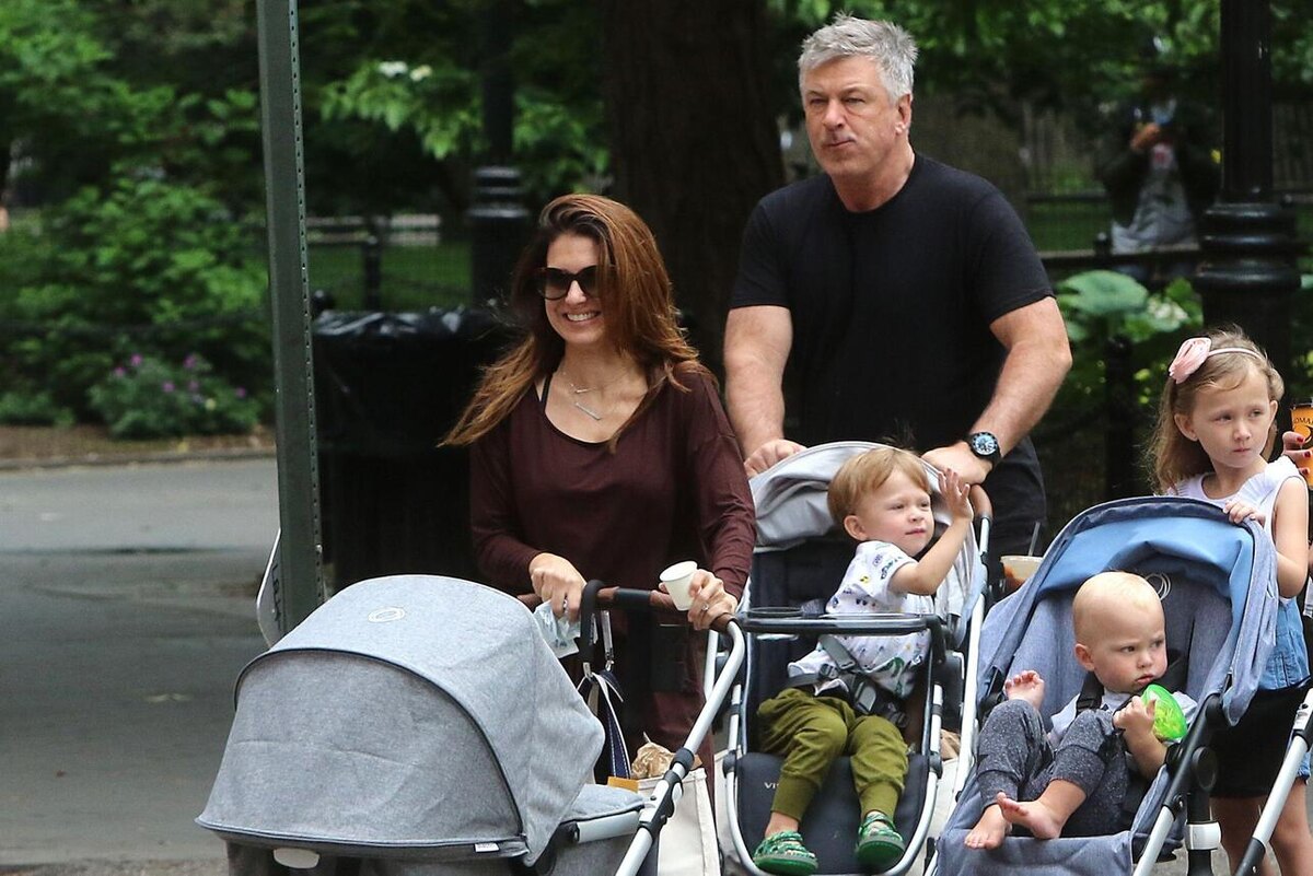    Алек, Хилария Болдуин с четырьмя из их семи детей LEGION-MEDIA