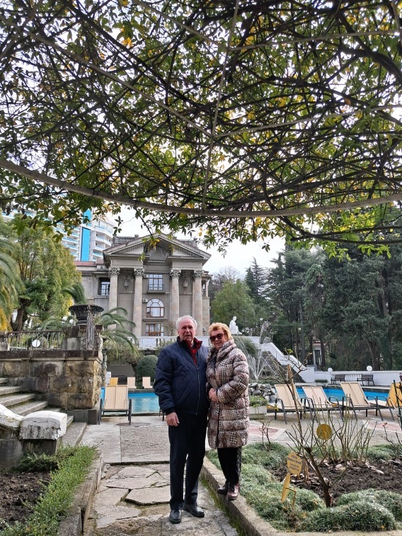 Февральский Сочи. Санаторий "Металлург". Архитектура, вода,пышнаярастительность юга   