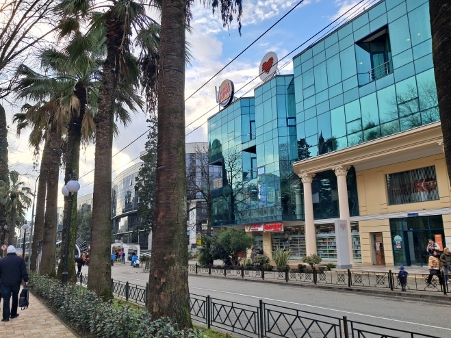 По главной пешеходной улице