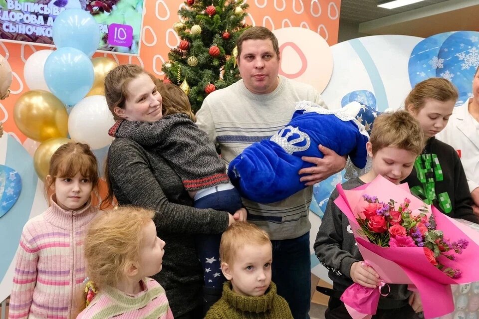 Встречать малыша приехали почти все члены большого семейства. Фото: Артем КИЛЬКИН