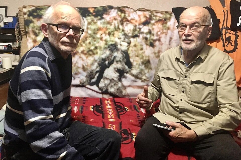 Игорь Бурцев (справа) и Андрей Строганов. На заднем плане одеяло с фотографией снежной женщины Пати, сделанное в 1967 году в Калифорнии и до сих пор вызывающее споры о подлинности. Фото: Ульяна СКОЙБЕДА