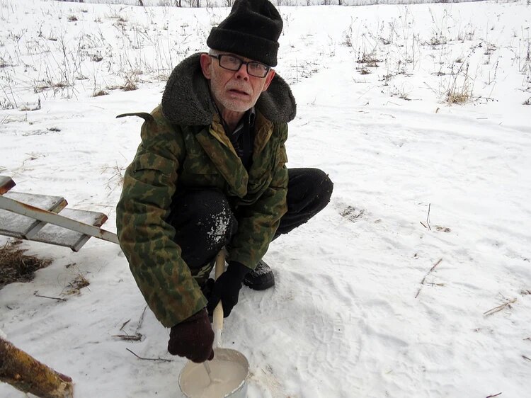 Андрей Строганов, верный соратник гоминолога. На снимке заливает следы йети. Фото: Личный архив.