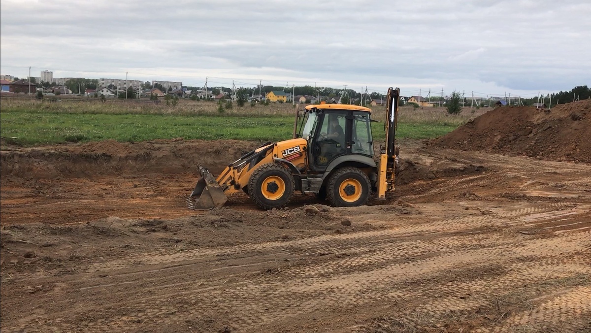 Через пару дней работа продолжилась. На этот раз JCB - надежно!