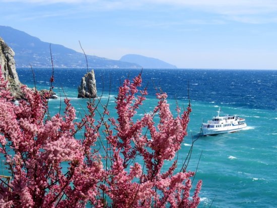 В апреле весна в Крыму полноценно вступает в свои права! Погода в это время вполне соответствует майской погоде в средней полосе России. Температура воздуха днем +15…