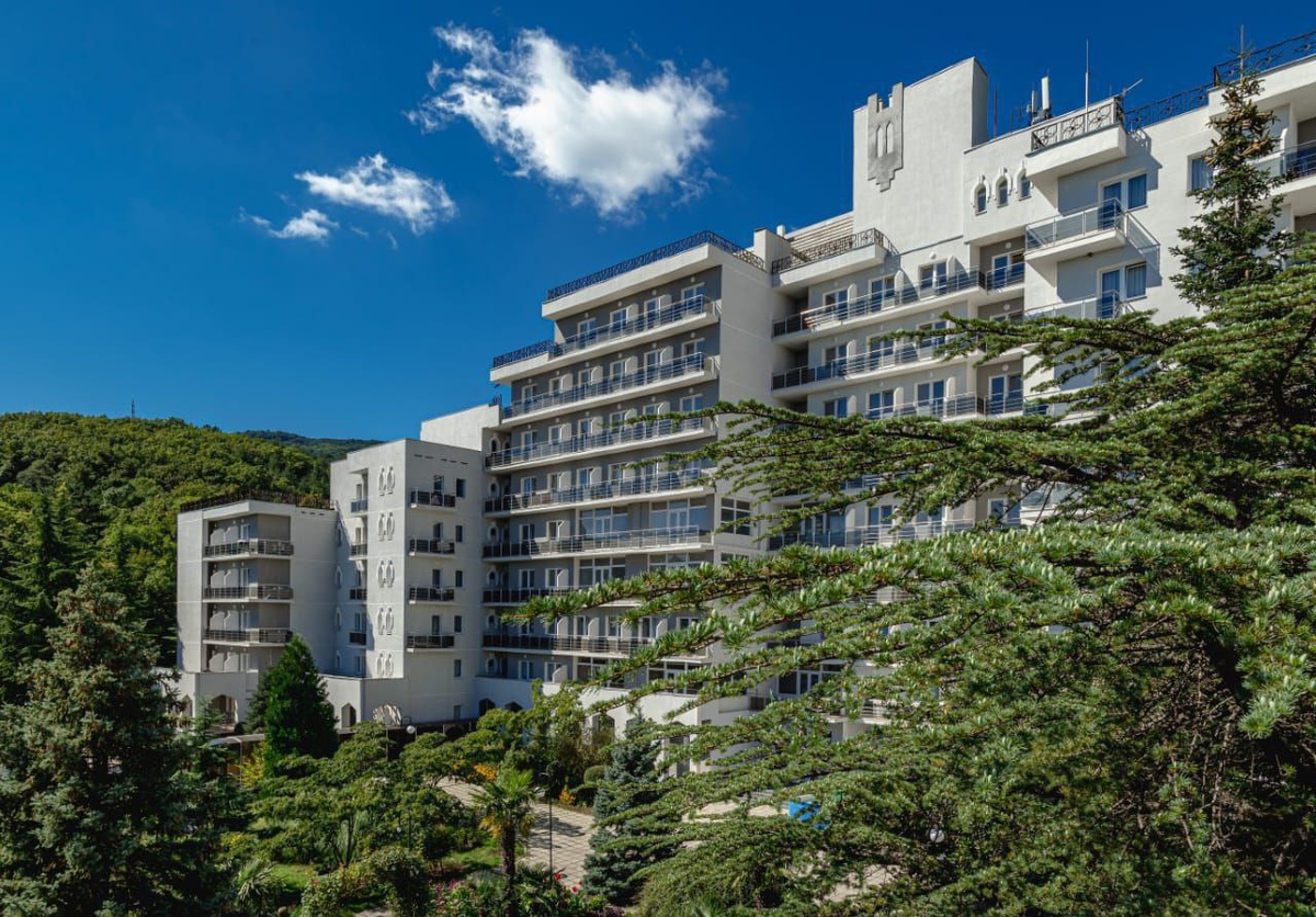 Санаторий «Узбекистан» расположен в одном из старинных парков на склоне горы Могаби, вблизи знаменитого водопада Учан-Су.