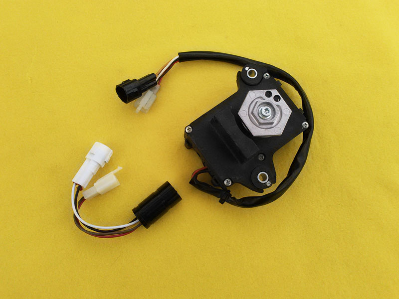 Сервопривод (справа) и индикаторный эмулятор (слева).