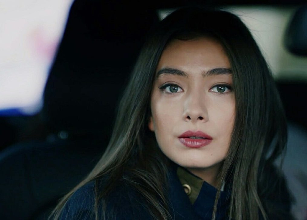    Неслихан Атагюль. Кадр из сериала «Черная любовь»