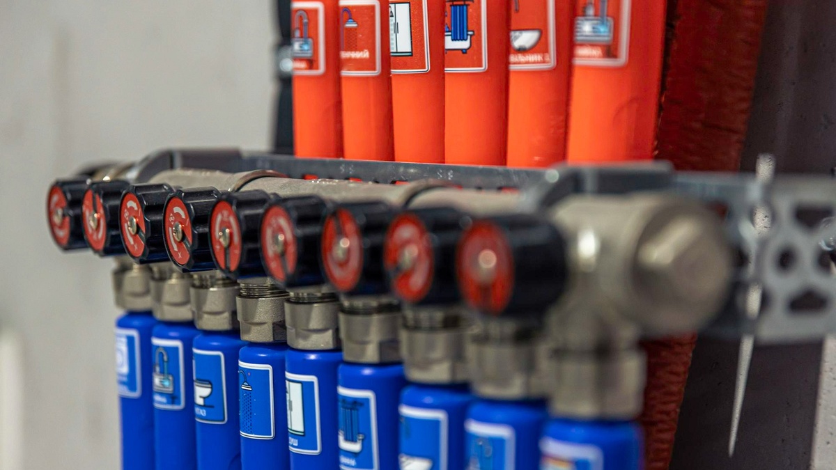 * - Современная автономная система отопления в котелной комнате