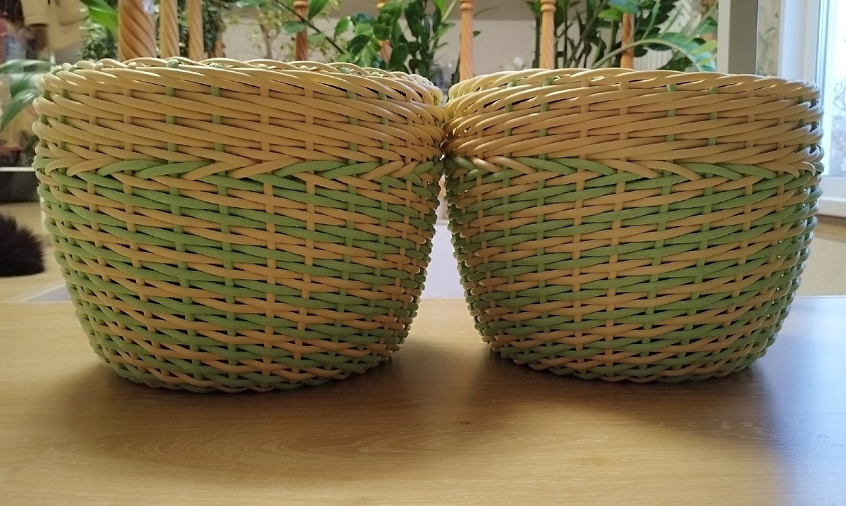 И два абсолютно одинаковых пёстреньких брата, но сплетенные в разные стороны.