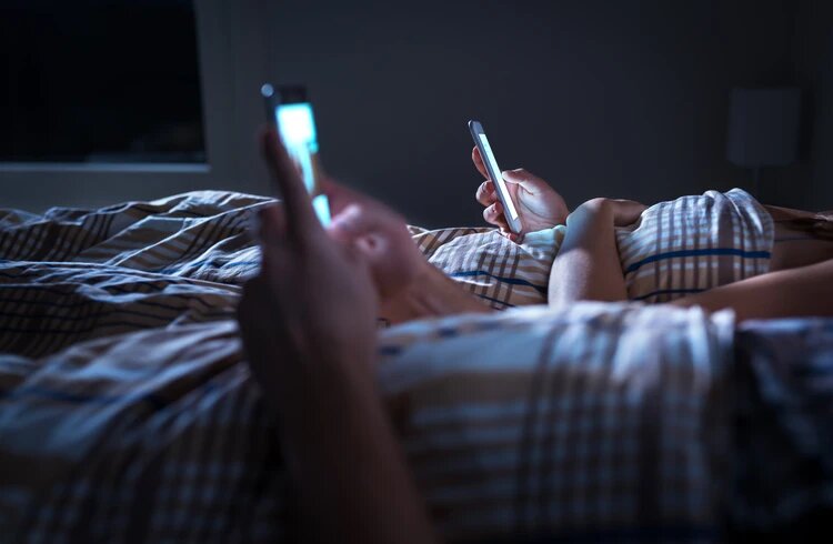Несмотря на то, что интернет дает мгновенный доступ к любой эротической информации, именно первое «сетевое» поколение, известное как зумеры (рожденные в XXI веке), оказалось намного более целомудренным, чем их отцы и деды. Фото: Shutterstock.