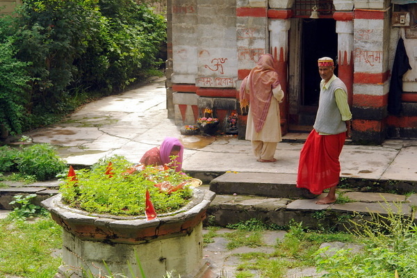 Алтарь с травой тулси перед храмом Вишну. Наггар, долина Куллу. Фото - Марина Филиппова