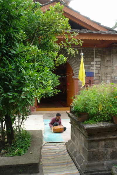 Алтарь с тулски перед храмом Кришны. Наггар, долина Куллу. Валерий Гаркалн