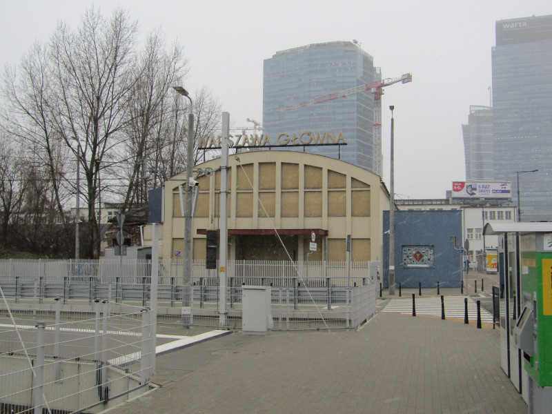 Бывший вокзал Варшава-Гловна, где разместился музей, на фоне современных небоскребов выглядит весьма неказисто