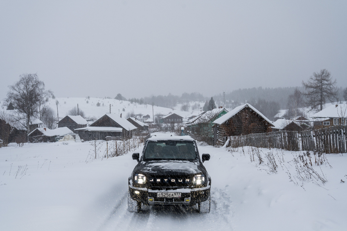 Jetour T2 будто создан для путешествий по снежным деревням Архангельской области