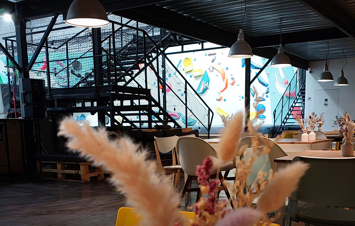 Довольно большая рекреационная зона, с видом на спортивную)