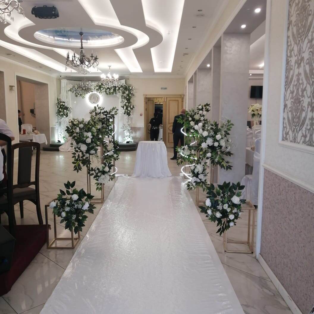 оформление с помощью металлических конструкций