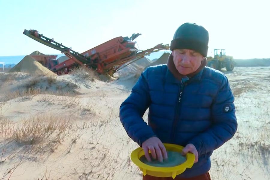    Вулканический материал поможет очистить пляжи от следов мазута