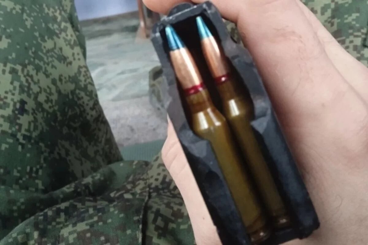    "Оставил себе два магазина патронов и гранату".