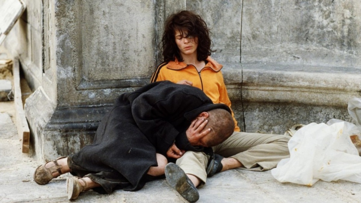 Кадр из фильма "Любовники с Нового моста" (1991, реж. Леос Каракс)