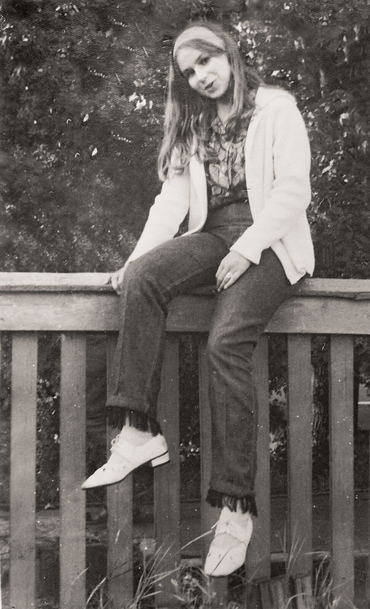 Кто-то из нашего кружка меня сфотографировал. Это лето 1973 года, мне 13 лет. В моде индейские фильмы, и я сама усовершенствовала свои брюки бахромой. Она сделана из простых черных ниток «сороковки»